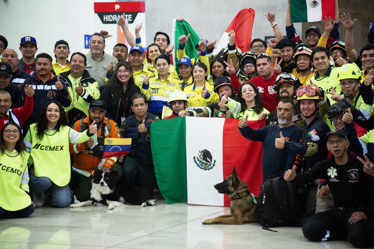 Cemex y Viva Aerobus enviaron 141 rescatistas, 9 binomios caninos y equipo especializado para reforzar las labores de búsqueda tras el terremoto en Venezuela.