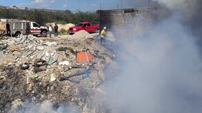Se observa un arroyo y hay un incendio activo.