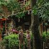 Pareja de personas dentro de una de las cabañas del Bosque de Maíces en Calpan, Puebla