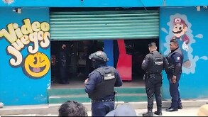 Policía entrando a un negocio de videojuegos.