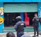 Policía entrando a un negocio de videojuegos.