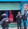 Policía entrando a un negocio de videojuegos.