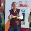 Pepe junto con autoridades debajo de las luminarias modernizadas en la comunidad