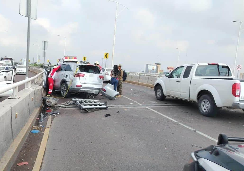 Aguascalientes reportó el choque de dos vehículos que se encontraban circulando en el puente del Papa.