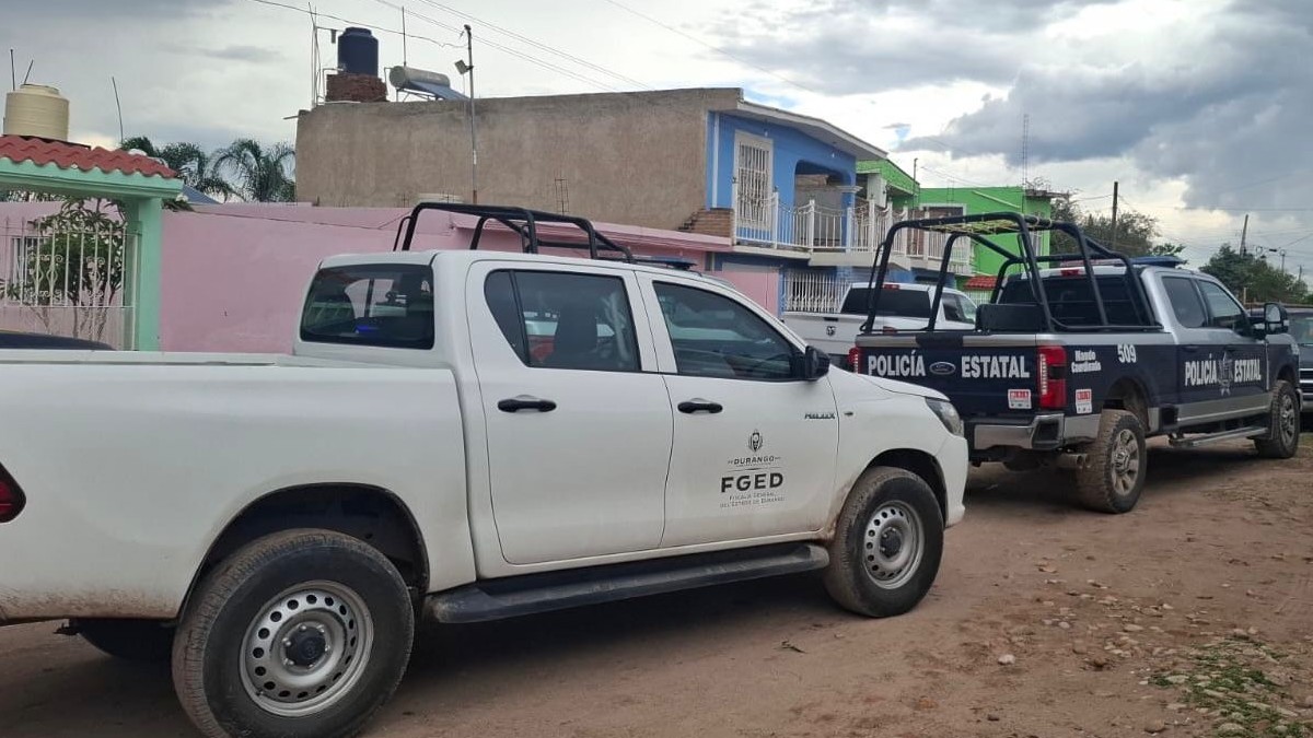 Camioneta blanca y policía municipal en Durango