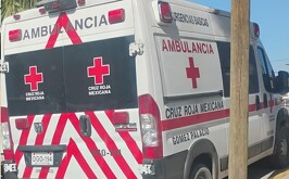 Ambulancia de la Cruz Roja atendiendo el reporte de una mujer sin vida.
