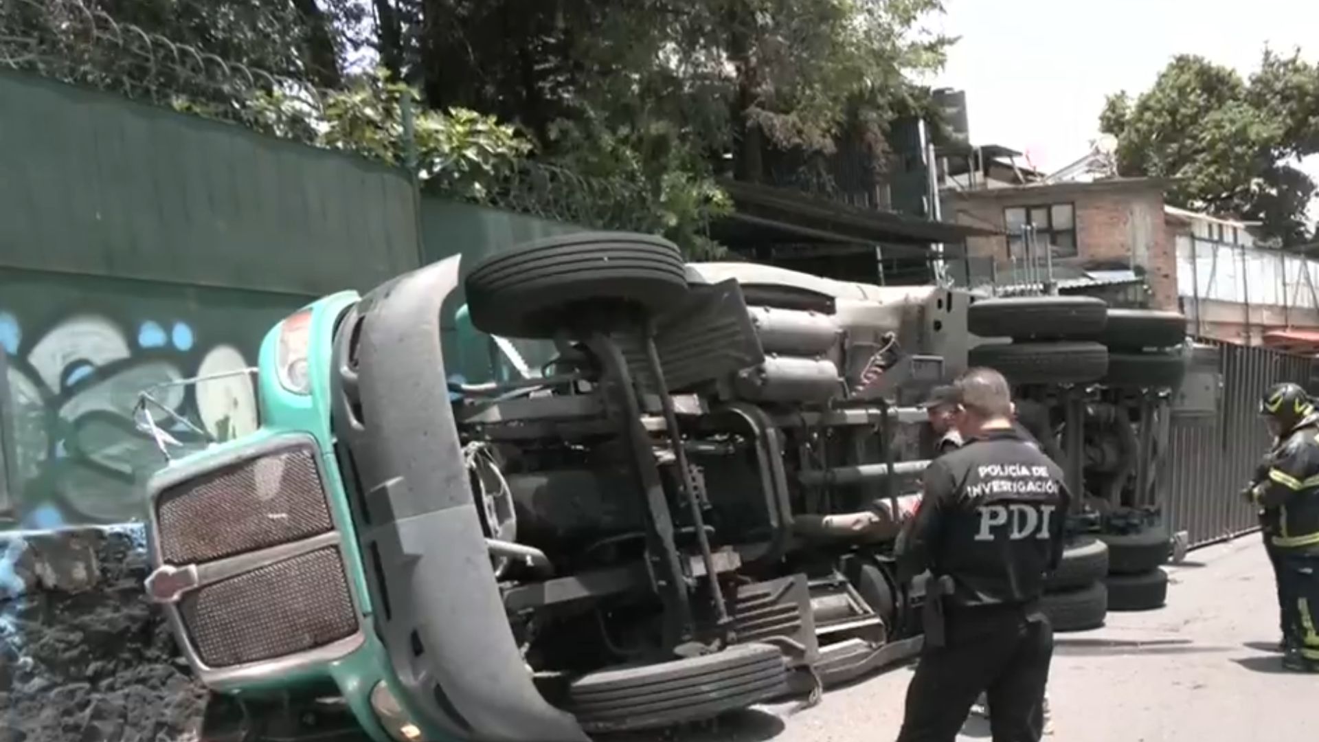 Tráiler de verduras volcó en autopista México-Cuernavaca en Tlalpan por exceso de velocidad. Conductor lesionado y vivienda con daños graves.