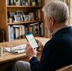 Adulto mayor consultando WhatsApp