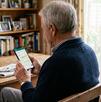 Adulto mayor consultando WhatsApp