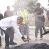 Chedraui supervisa trabajo de bacheo con trabajadores de apoyo y vecinos