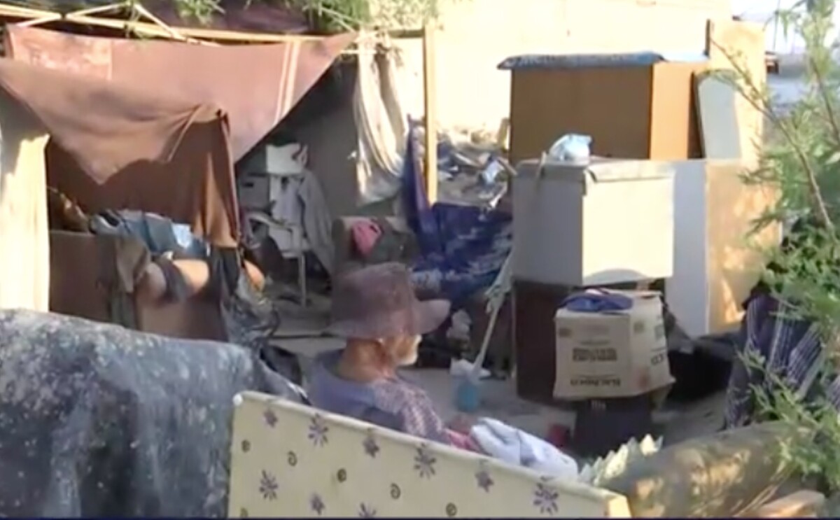 Hombre que fue denunciado por vecinos de la calzada Zaragoza por acumulación de basura.