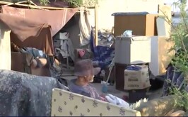 Hombre que fue denunciado por vecinos de la calzada Zaragoza por acumulación de basura.