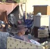 Hombre que fue denunciado por vecinos de la calzada Zaragoza por acumulación de basura.