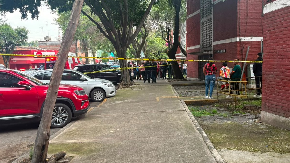 Asesinan a un hombre en la Unidad Habitacional Tlatilco en Azcapotzalco; responsables huyeron en motocicleta.
