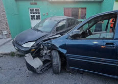 Un conductor intentó escapar tras un choque, pero terminó impactando varios vehículos antes de ser detenido por autoridades.