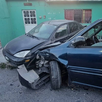 Un conductor intentó escapar tras un choque, pero terminó impactando varios vehículos antes de ser detenido por autoridades.