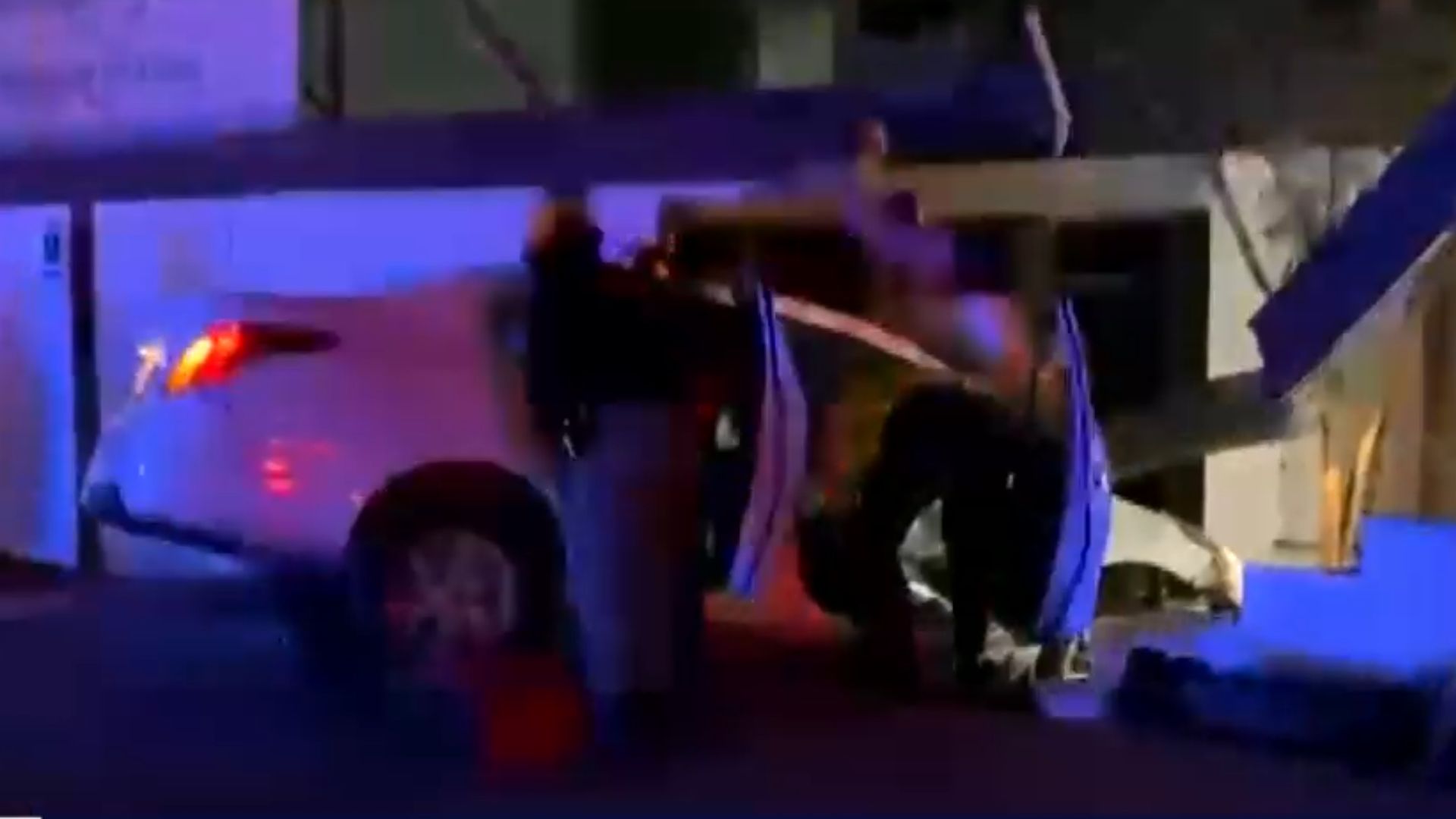 Un taxi se estrelló contra la barda de un asilo en la colonia Nuevas Colonias en Monterrey. Cuerpos de auxilio rescataron a los lesionados esta madrugada.