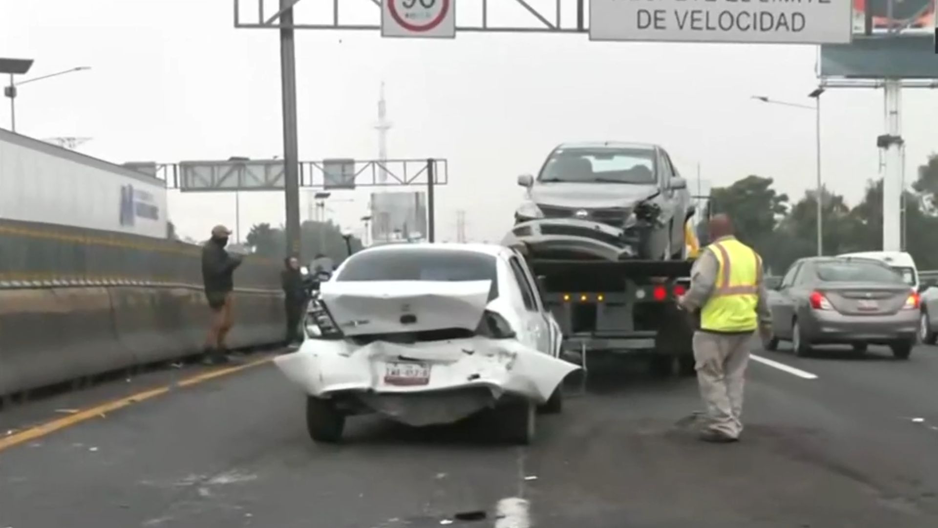 Volcadura tras choque de tres autos y tráiler en autopista México-Pachuca genera caos vial. Cierre de dos carriles en Ecatepec.