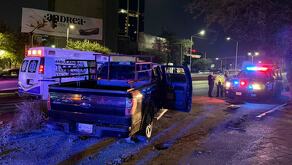 Choque de camioneta en Centro de Monterrey.