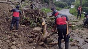 personas retiran escombros de un puente que colapsó