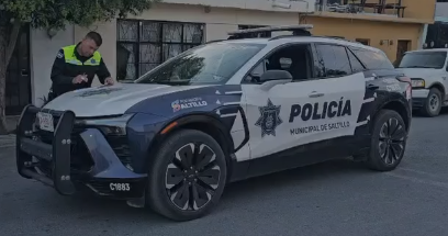 Un conductor intentó escapar tras un choque, pero terminó impactando varios vehículos antes de ser detenido por autoridades.