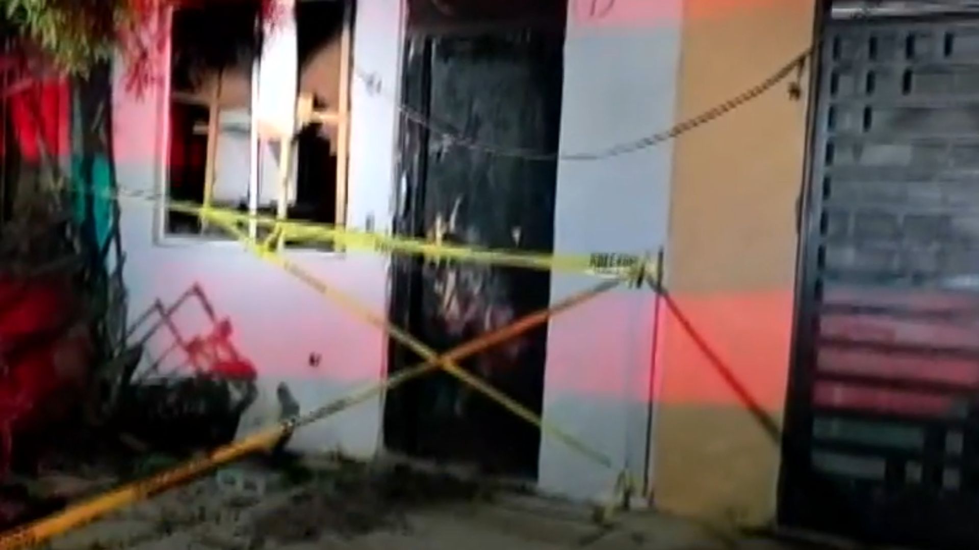 Un incendio en el fraccionamiento El Jaral, en El Carmen, Nuevo León, dejó una persona intoxicada por inhalación de humo durante la madrugada de este jueves.