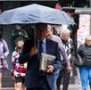 Los habitantes de la Ciudad de México han salido con paraguas a las calles debido a las fuertes lluvias.