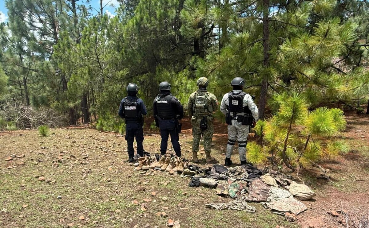 Autoridades con equipo táctica que fue asegurado y destruido en Tamazula, Durango.