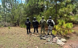 Autoridades con equipo táctica que fue asegurado y destruido en Tamazula, Durango.