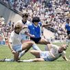 Maradona anotó dos goles a Inglaterra en el Mundial de México 86.
