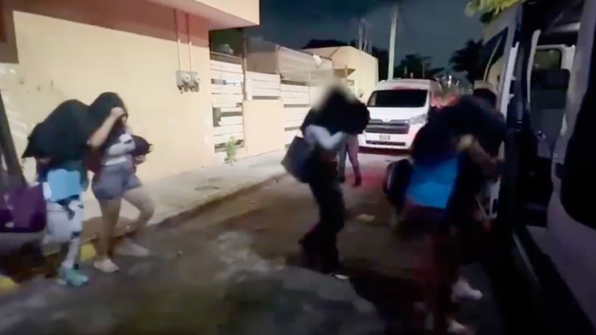 Mujeres cubiertas de la cara entran en un vehículo para escapar de un bar