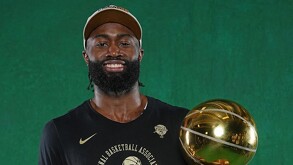 Jaylen Brown gana el trofeo Larry O'Brien con los Boston Celtics