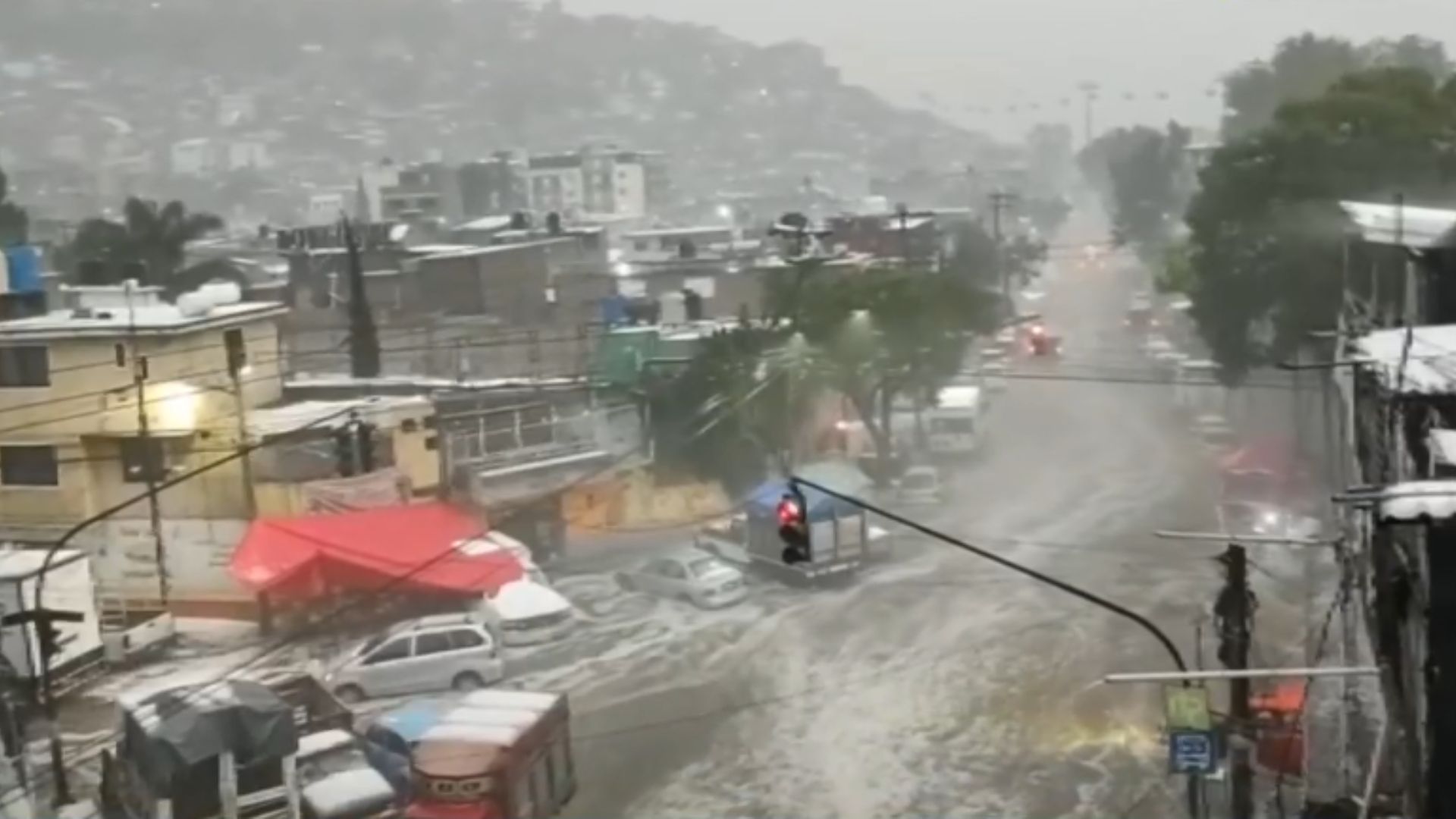 Graves inundaciones afectan las alcaldías Gustavo A. Madero e Iztacalco tras registrarse un histórico récord de lluvias pluviales en la CdMx este junio.