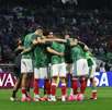 jugadores de la selección mexicana abrazados en medio de la cancha