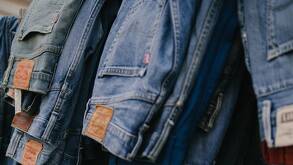 Pantalones de mezclilla para caballero de color azul