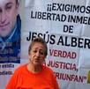 Madre pide la liberación de su hijo detenido.