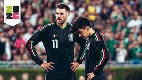 Fotografía de los seleccionados mexicanos Santiago Giménez y Gilberto Mora en la cancha de fútbol