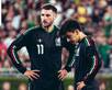 Fotografía de los seleccionados mexicanos Santiago Giménez y Gilberto Mora en la cancha de fútbol