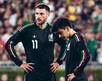 Fotografía de los seleccionados mexicanos Santiago Giménez y Gilberto Mora en la cancha de fútbol