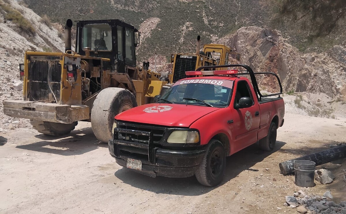 Autoridades rescatando el cuerpo de un minero que murió aplastado por placas de mármol en Lerdo.