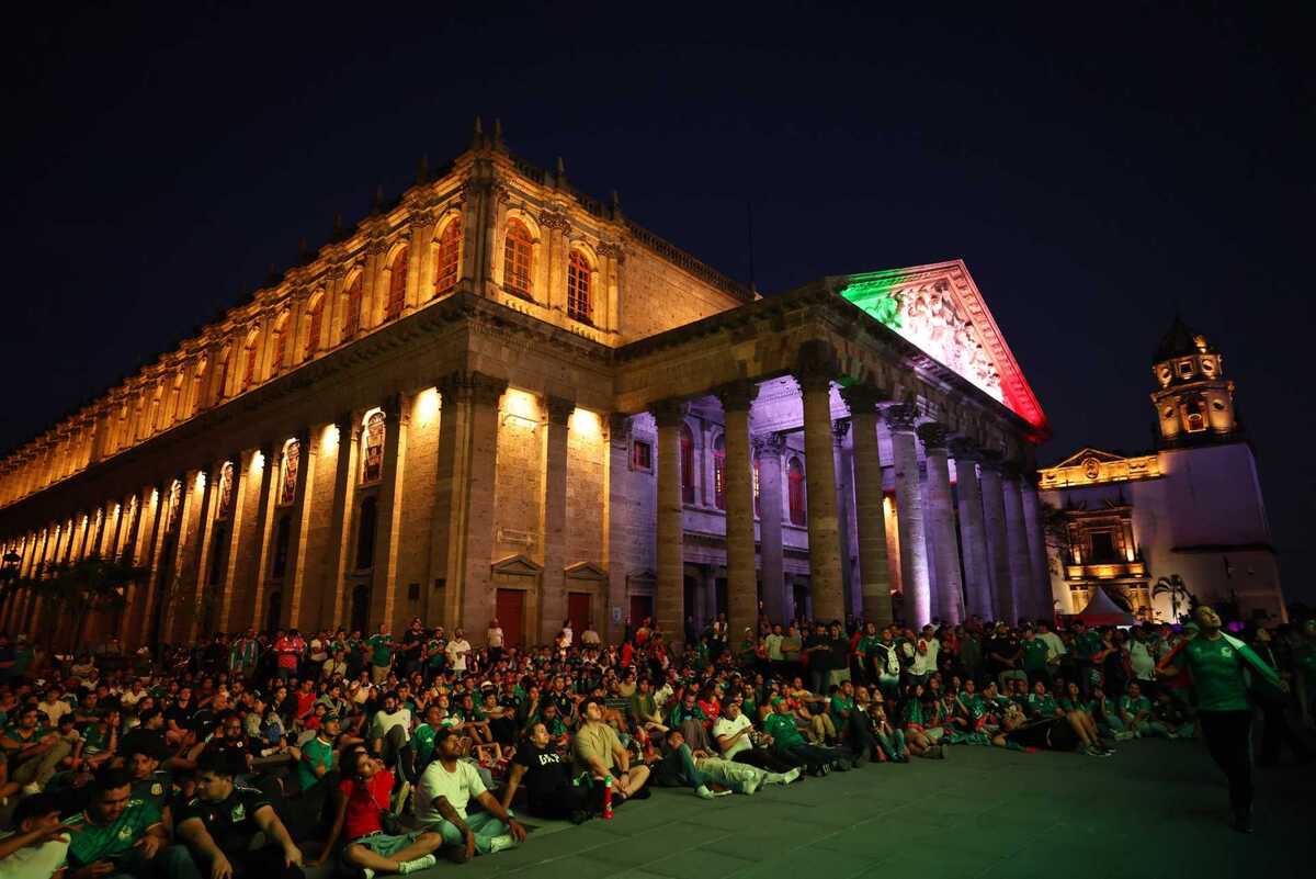 Una foto de los aficionados que se dan cita para ver el partido de México en el Centro Histórico de Guadalajara