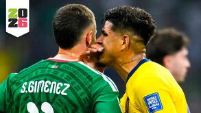 Fotografía de Piero Hincapié tapándose la boca en partido contra México