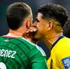 Fotografía de Piero Hincapié tapándose la boca en partido contra México