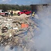 Se observa un arroyo y hay un incendio activo.