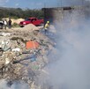 Se observa un arroyo y hay un incendio activo.