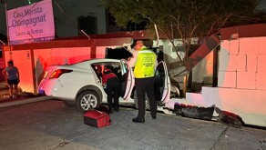Auto impactado en barda en Monterrey.