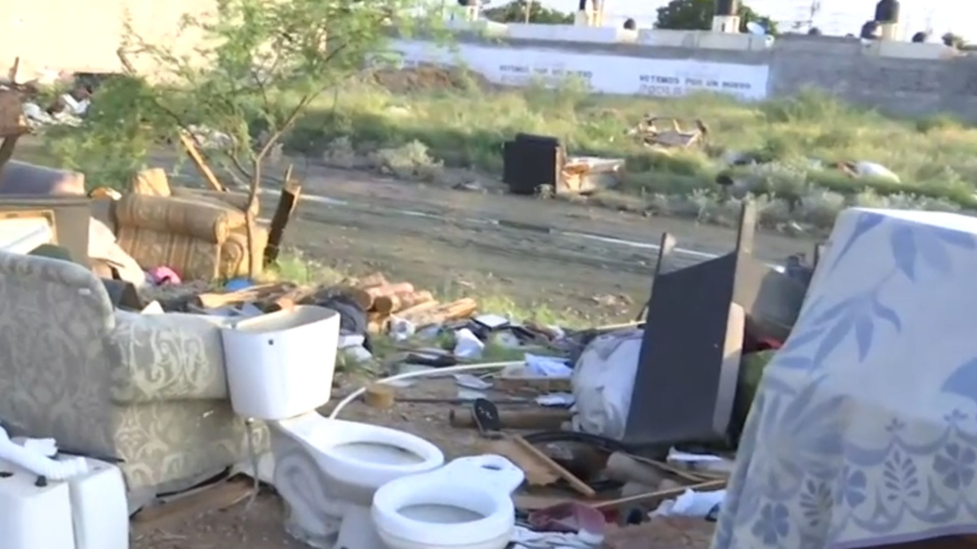 Vecinos de la calzada Zaragoza denuncian un foco de infección en el camellón central, donde un hombre ha instalado su hogar entre desechos.