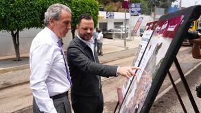 Pepe con autoridades gubernamentales revisan trazos de calles