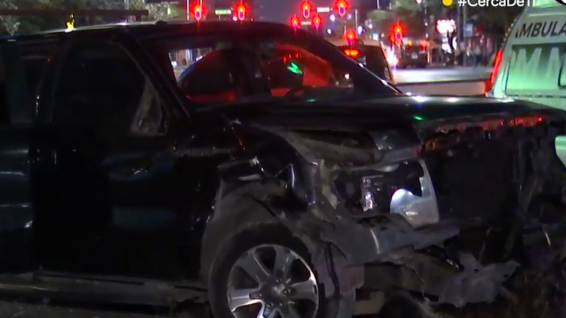 Un conductor en presunto estado de ebriedad manejó en sentido contrario por la Avenida Cuauhtémoc en Monterrey, arrollando a un motociclista y a un peatón.
