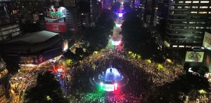 Personas en Paseo de la Reforma por triunfo de México contra Ecuador